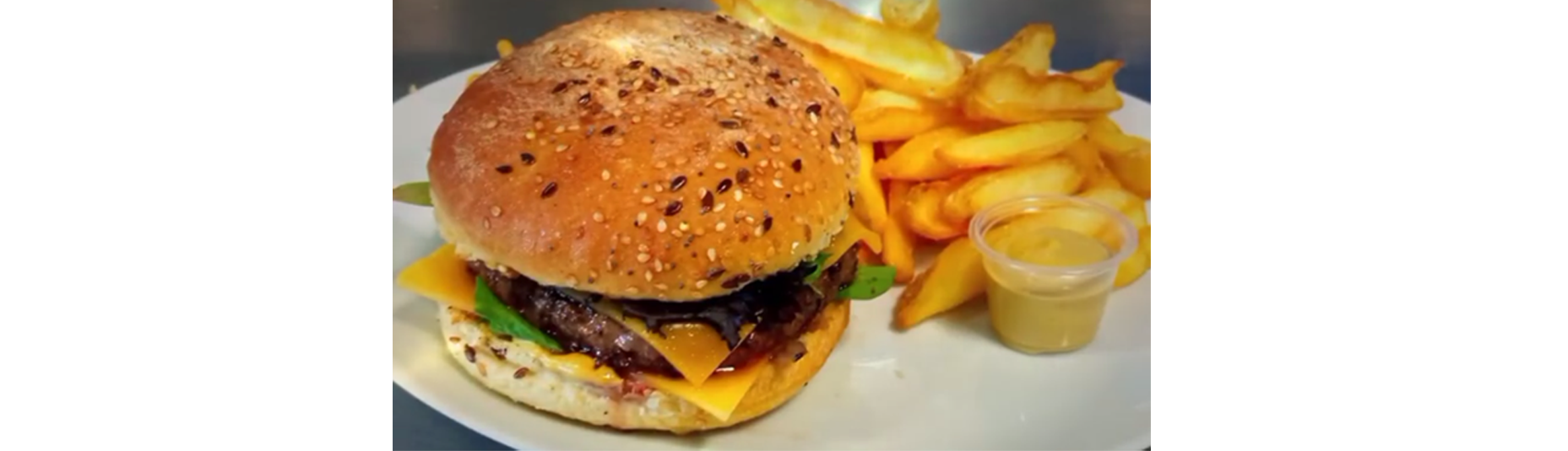 LES BURGERS, SALADES, PANINIS...